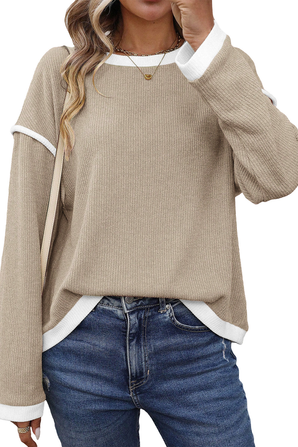Pull Beige à Épaules Tombantes avec Bordures Contrastées en Tricot
