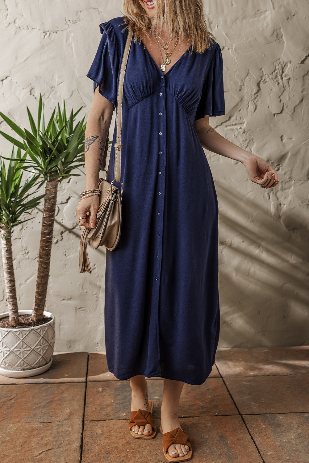 Robe Midi Bleu Marine Col V Boutonnée Devant Dos Froncé Manches Courtes