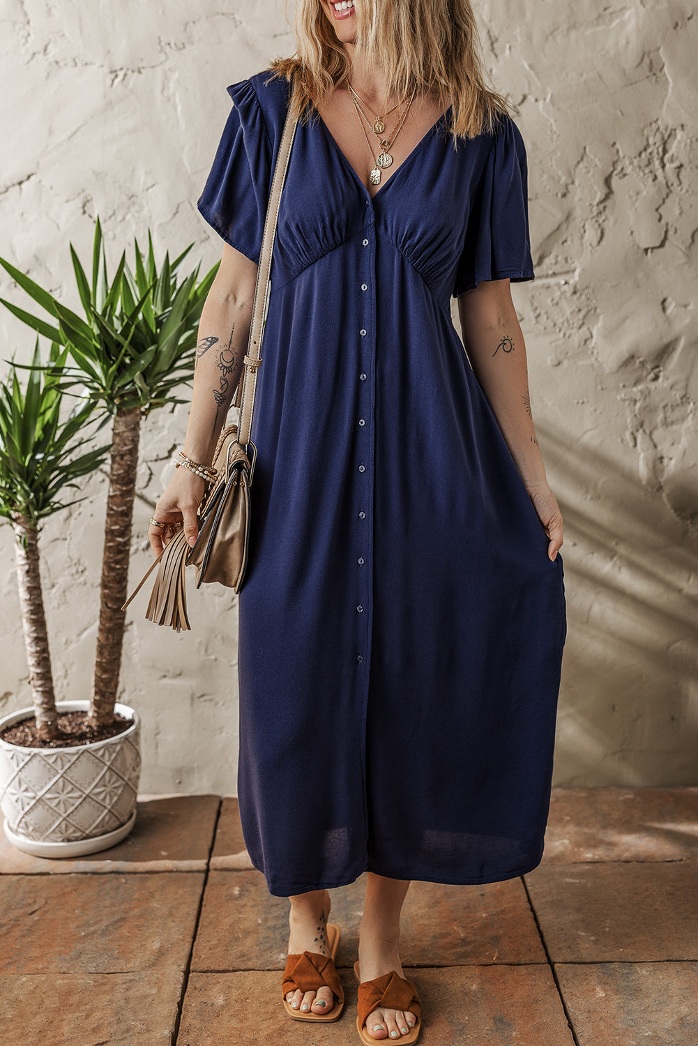 Robe Midi Bleu Marine Col V Boutonnée Devant Dos Froncé Manches Courtes