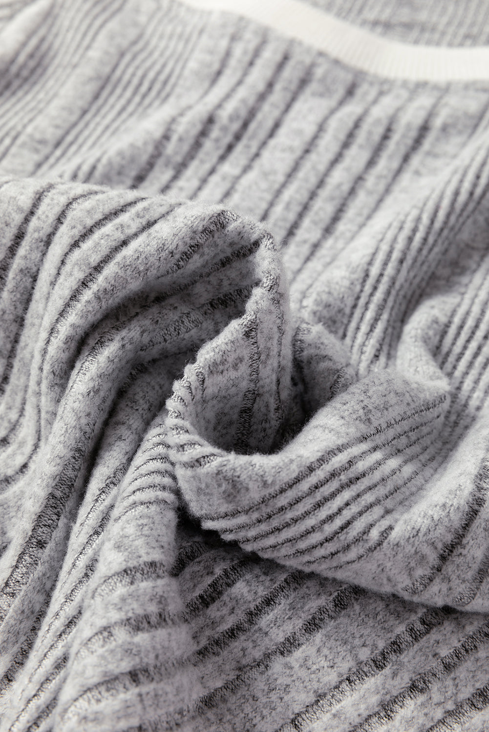 Top Gris à Texture Côtelée avec Bordures Contrastées Col Rond Manches Longues