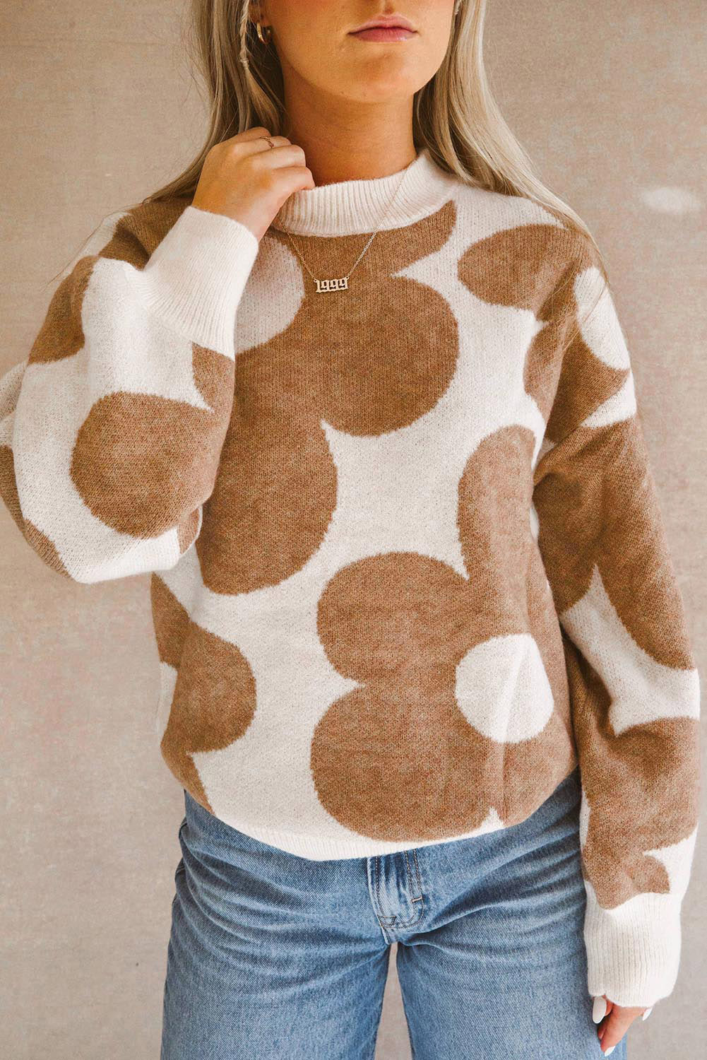 Pull kaki à épaules tombantes et motif à grandes fleurs