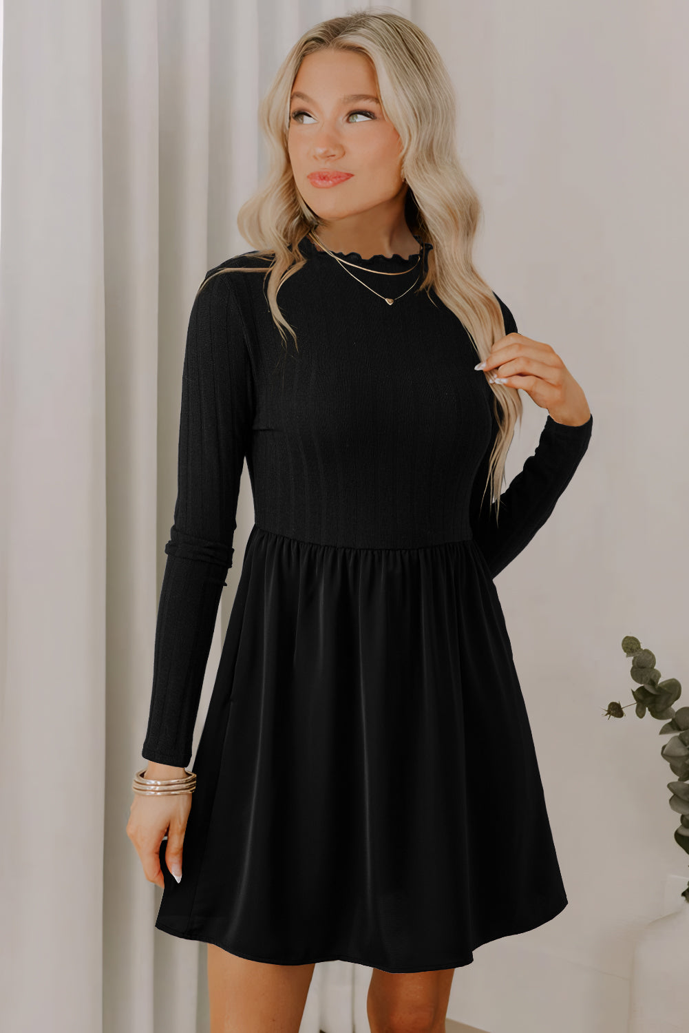 Robe Mini Noire à Col Volants Tricot Côtelé Patchwork Manches Longues