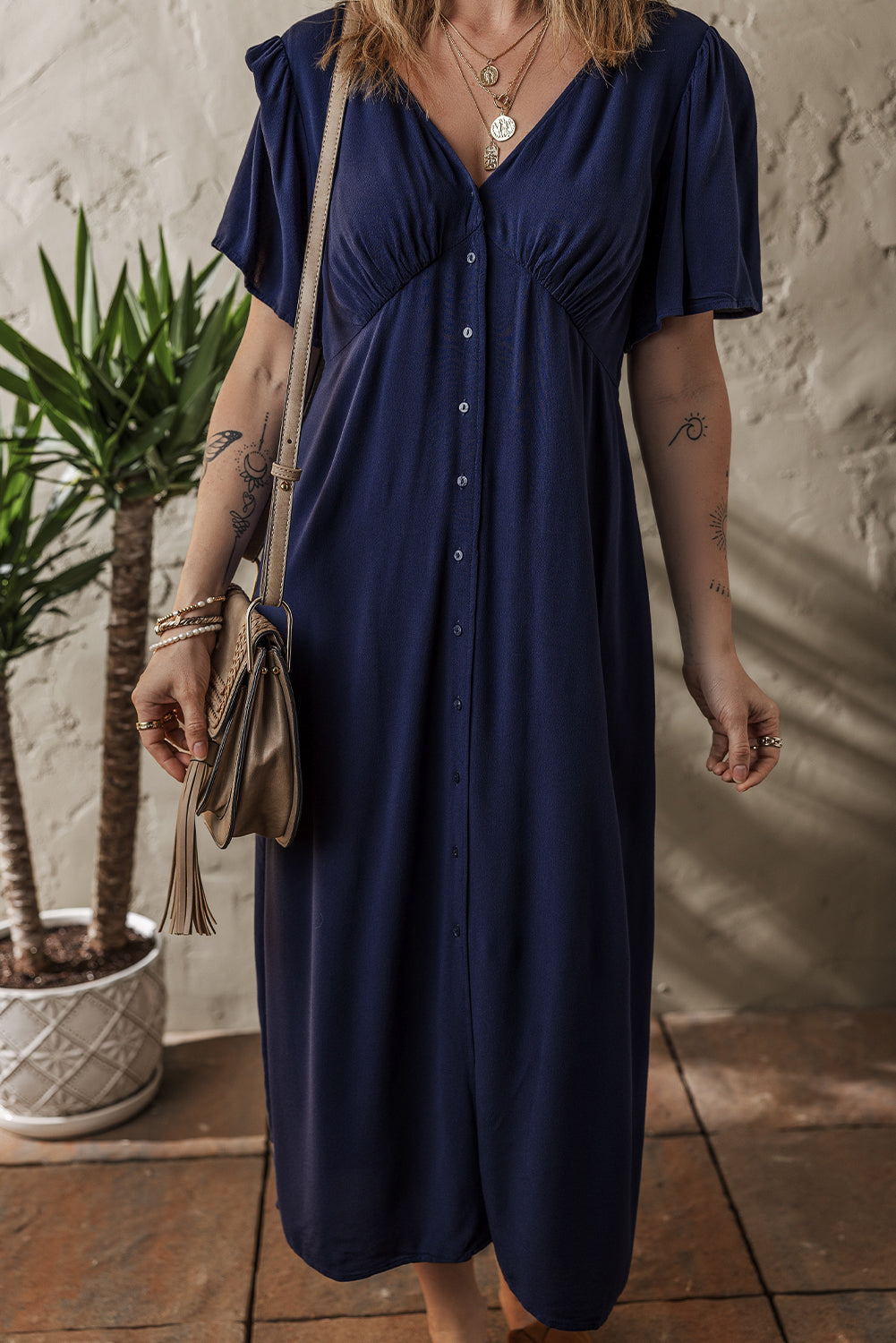 Robe Midi Bleu Marine Col V Boutonnée Devant Dos Froncé Manches Courtes