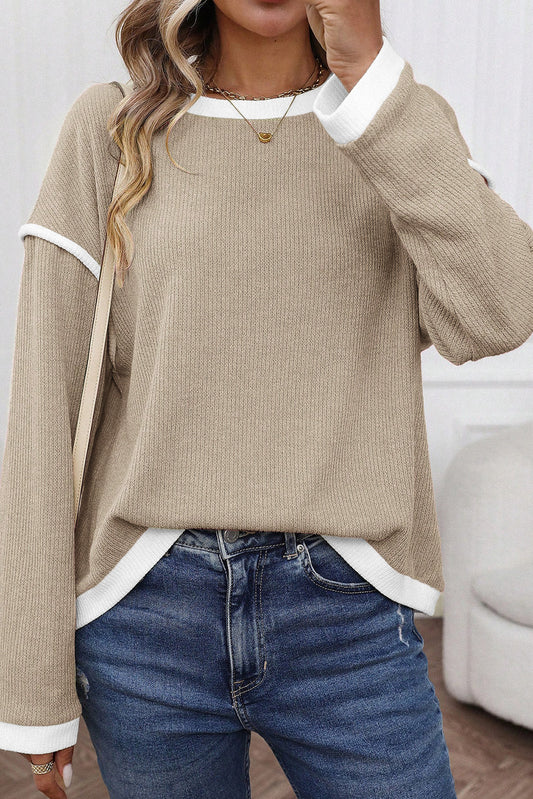 Pull Beige à Épaules Tombantes avec Bordures Contrastées en Tricot