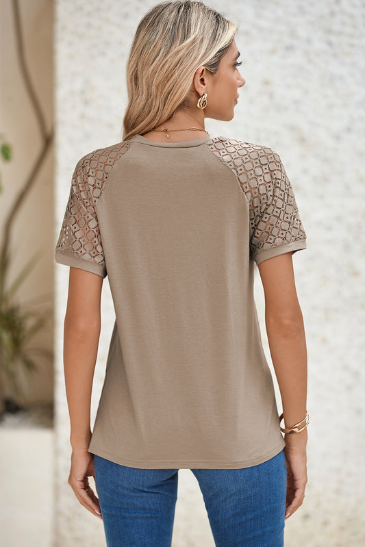 T-Shirt Kaki Pâle Détails Coutures Dentelle Contrastante Manches Raglan